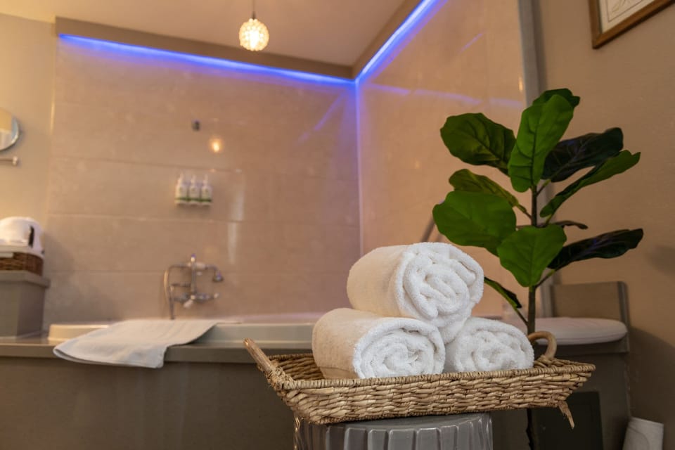 Luxury Room, 1 King Bed, Non Smoking, Jetted Tub | Champagne service