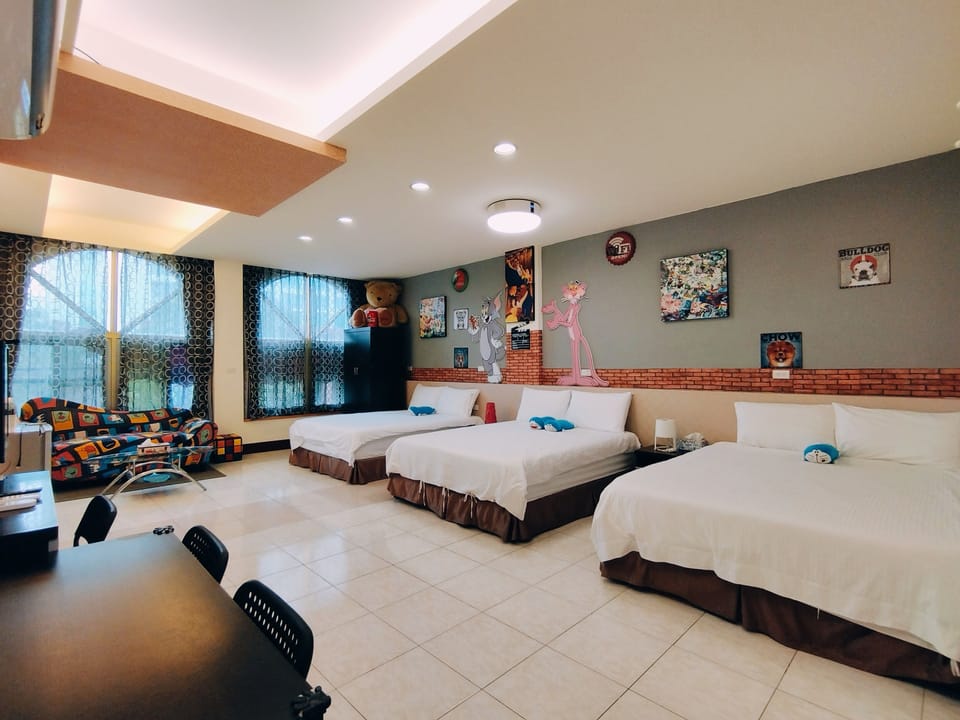 Family Room | Individually decorated, individually furnished, desk, blackout drapes