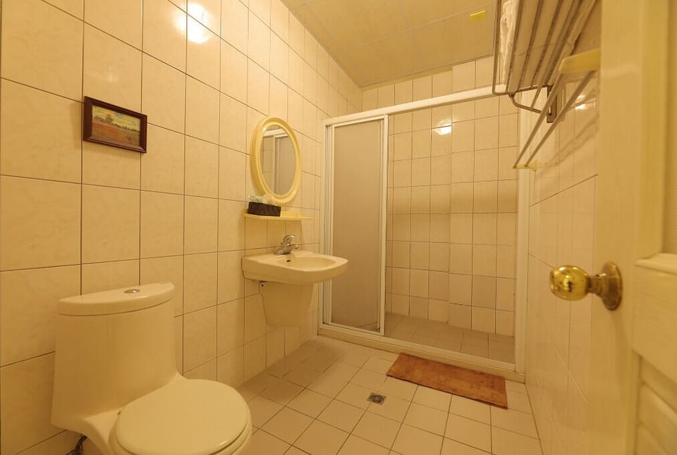 Family Room | Bathroom | Shower, free toiletries, hair dryer, slippers