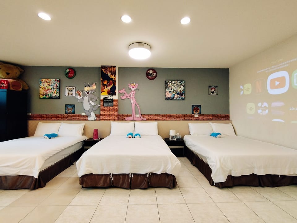 Family Room | Individually decorated, individually furnished, desk, blackout drapes