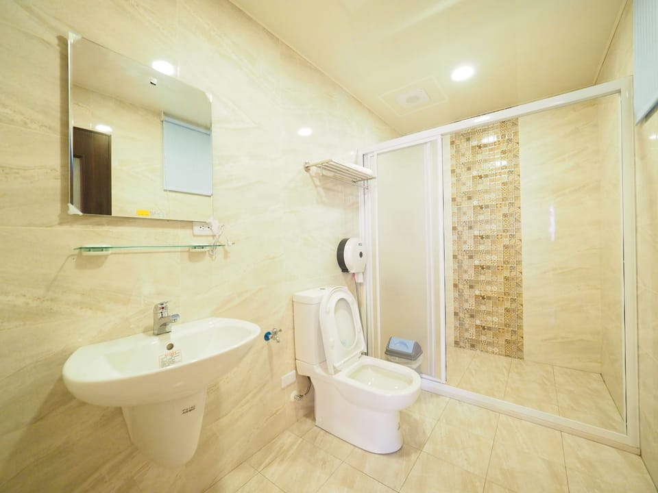 Family Room | Bathroom | Shower, free toiletries, hair dryer, slippers