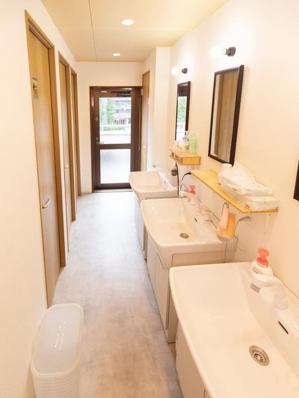 Shower, rainfall showerhead, free toiletries, hair dryer