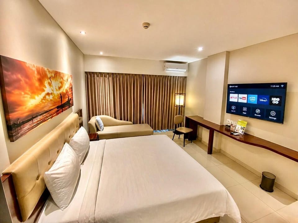 Deluxe King | In-room safe, desk, blackout drapes, soundproofing
