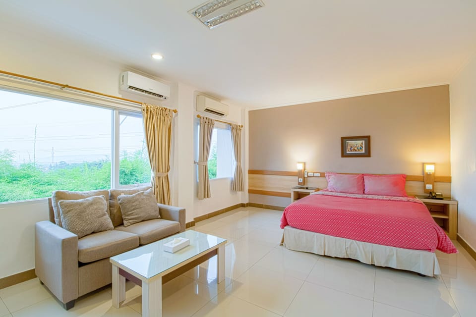 Deluxe Room | Desk, laptop workspace, free WiFi, bed sheets