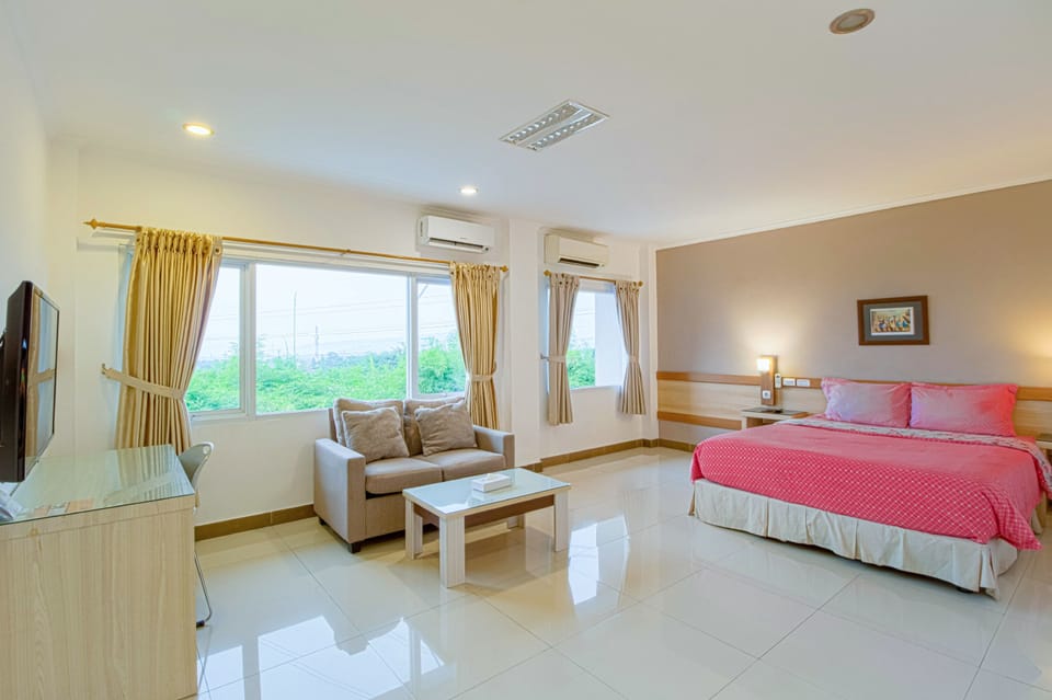 Deluxe Room | Desk, laptop workspace, free WiFi, bed sheets