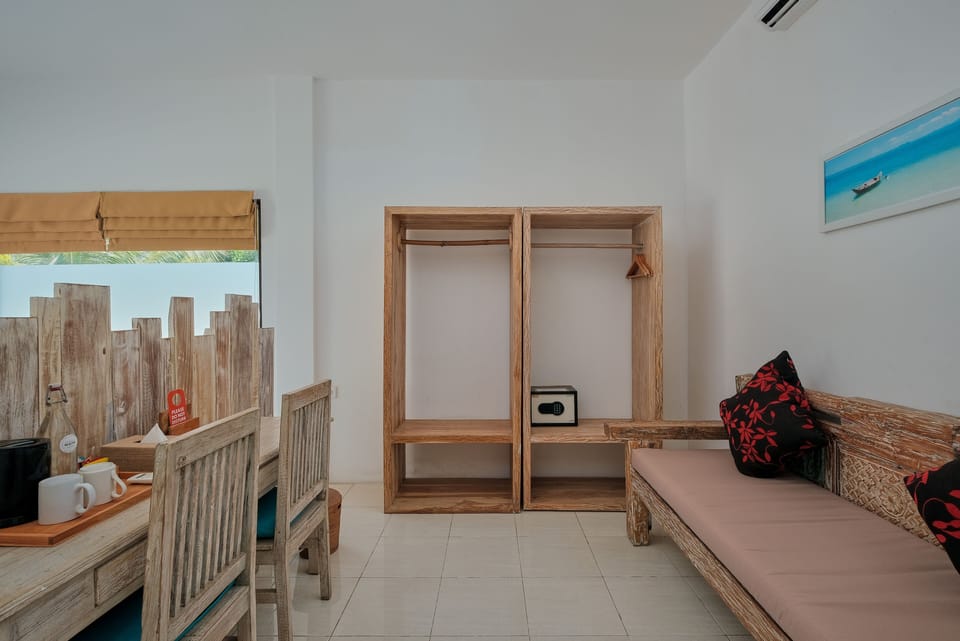 Deluxe King Bedroom with Balcony Sea View | In-room safe, desk, blackout drapes, WiFi (free)