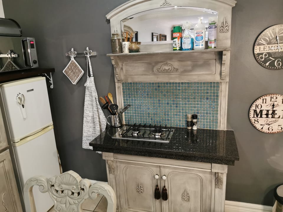 Executive Suite, 1 Bedroom (Executive Suite) | Private kitchen | Microwave, coffee/tea maker, electric kettle, toaster