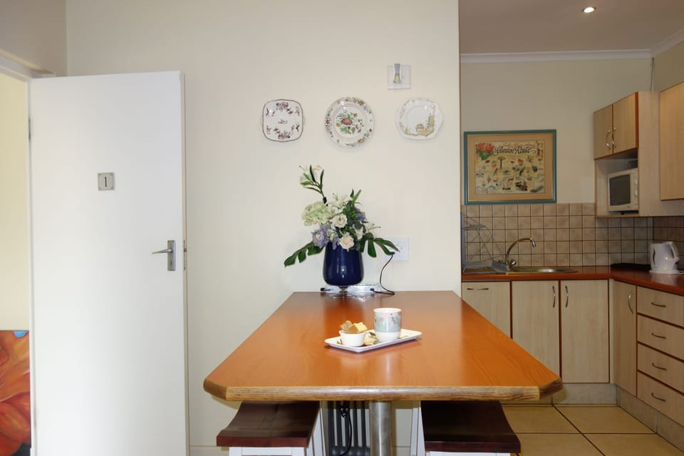 Deluxe Lavender Apartment | Private kitchen | Coffee/tea maker, electric kettle
