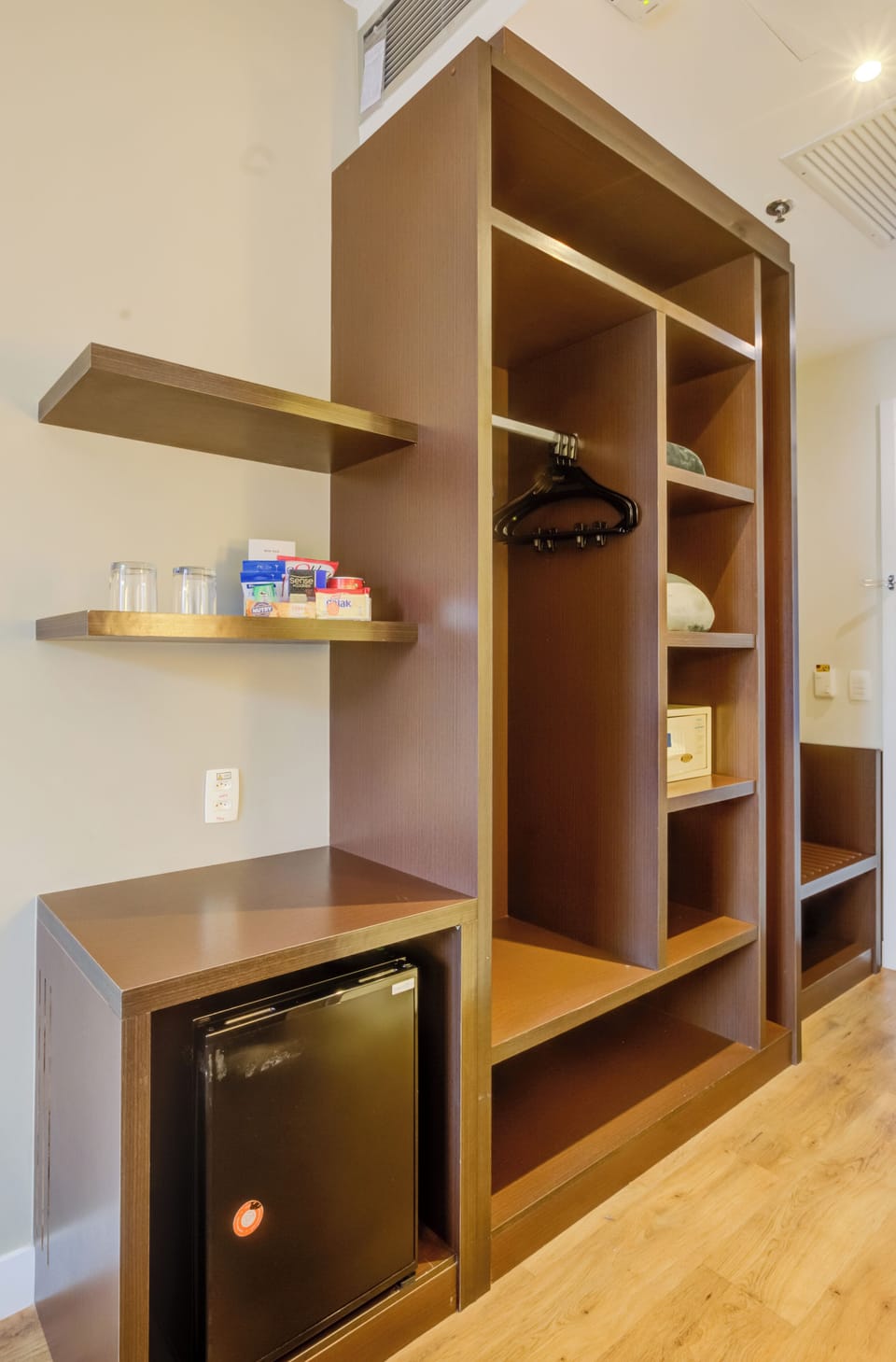 Superior Twin Room | Minibar, in-room safe, desk, blackout drapes