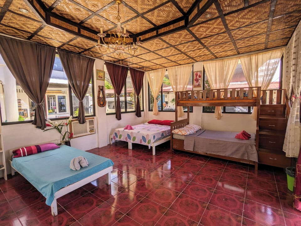 Family Room | In-room safe, soundproofing, free WiFi, bed sheets