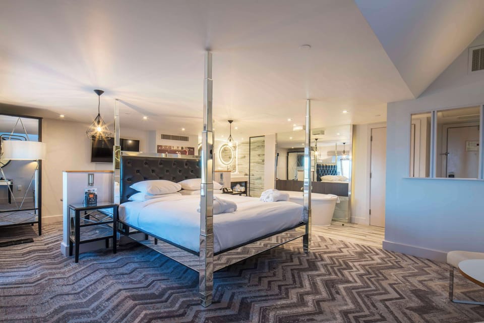 Loft, 1 King Bed | In-room safe, desk, iron/ironing board, free cribs/infant beds