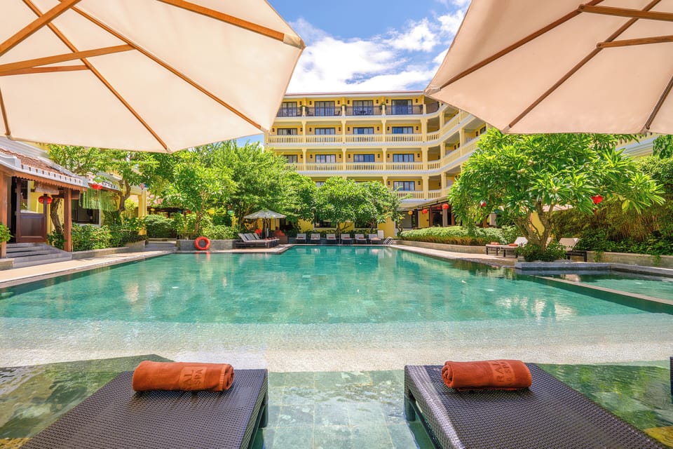 Outdoor pool, pool umbrellas, sun loungers