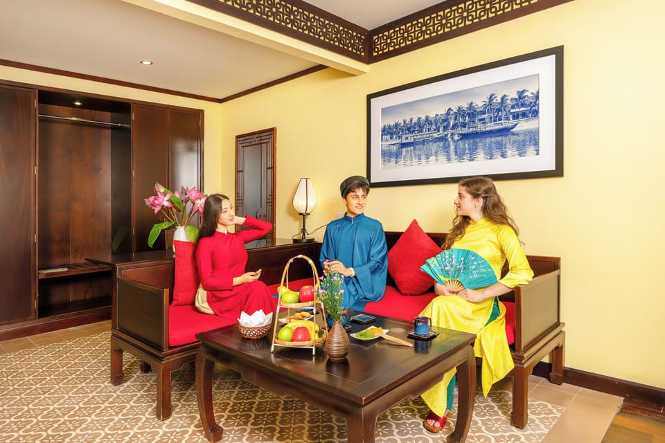 Signature Suite Room with Large Balcony | Minibar, in-room safe, desk, blackout drapes
