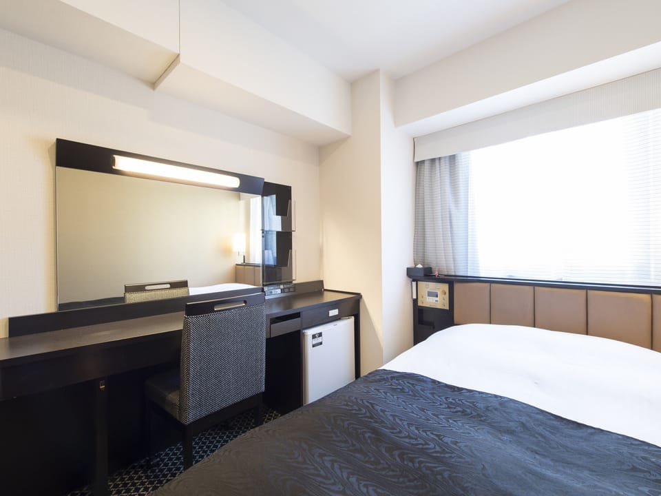 Down comforters, desk, free WiFi, bed sheets