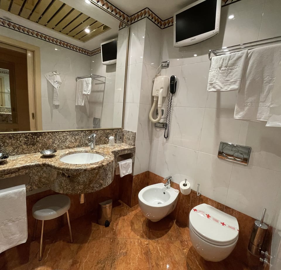 Shower, rainfall showerhead, free toiletries, slippers