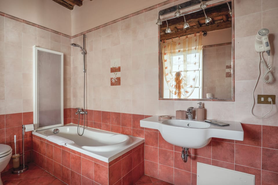 Superior Double Room, 1 Bedroom | Bathroom | Free toiletries, hair dryer, towels