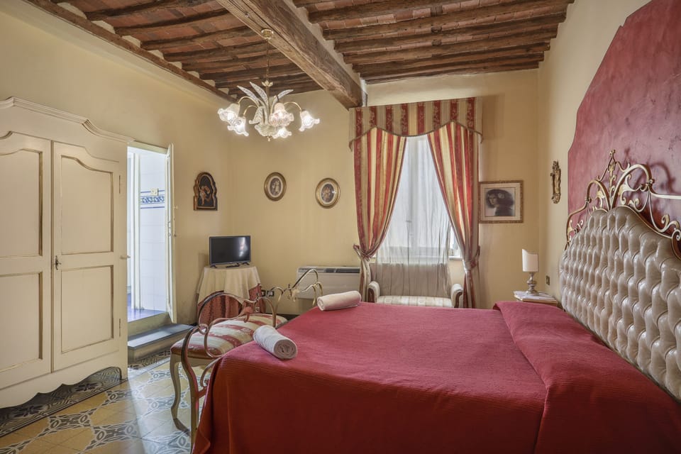 Suite | Down comforters, individually decorated, iron/ironing board, free WiFi