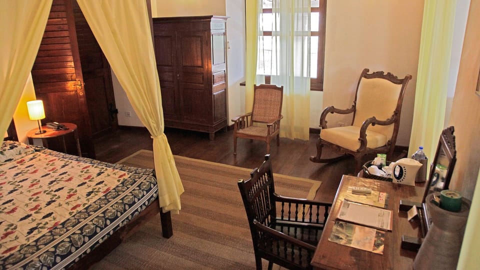 Heritage Smart | Minibar, desk, bed sheets