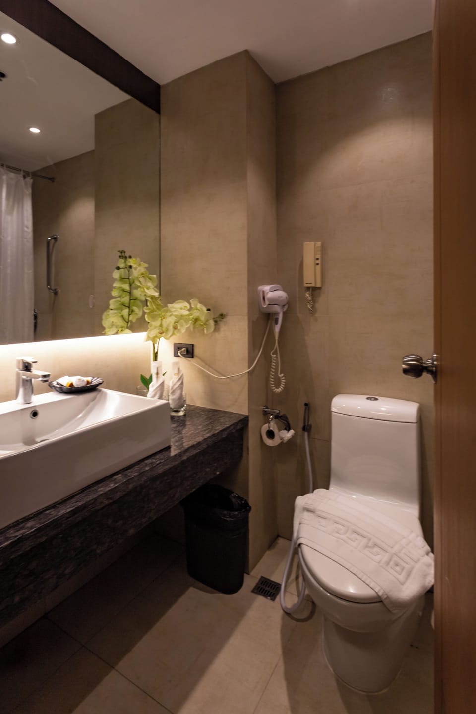 Combined shower/tub, free toiletries, slippers, towels
