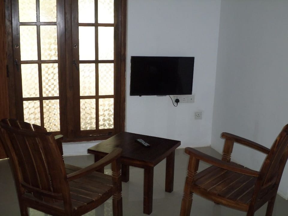 Double Room, Private Bathroom, Garden View | Living area | TV