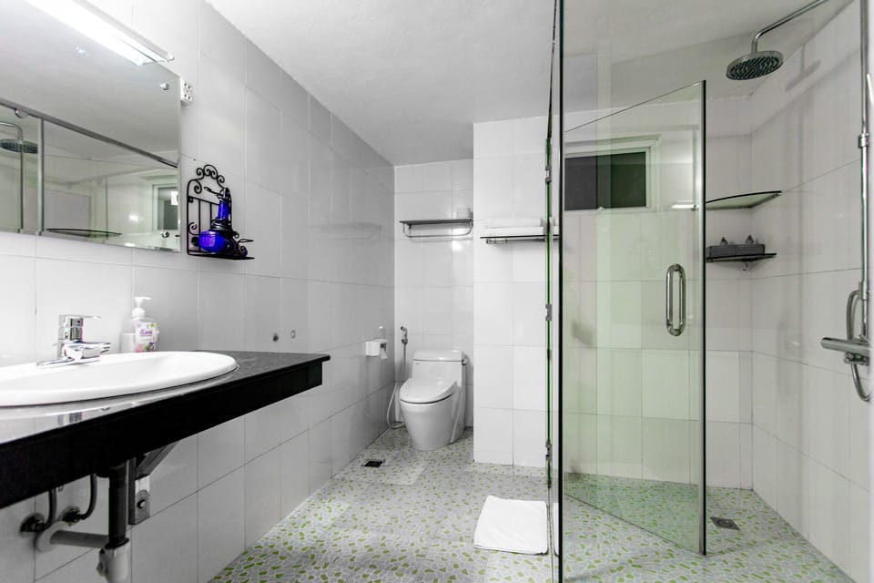 Shower, rainfall showerhead, free toiletries, hair dryer