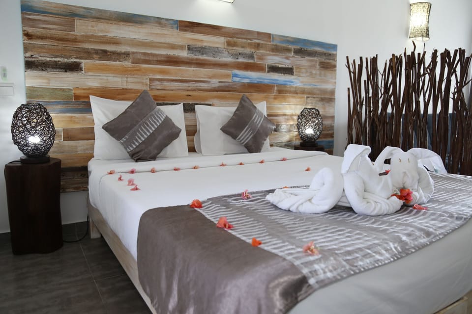 Comfort Room | In-room safe, desk, soundproofing, iron/ironing board (on request)