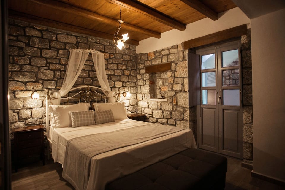 1 bedroom, Egyptian cotton sheets, premium bedding, down comforters