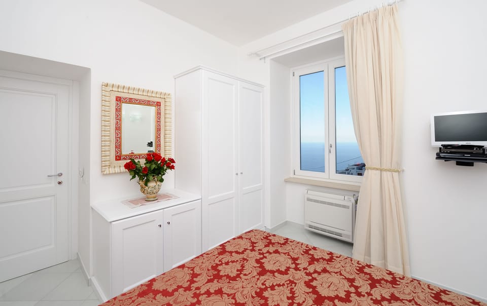 Deluxe Apartment, 2 Bedrooms, 2 Bathrooms, Sea View | Premium bedding, memory foam beds, in-room safe, soundproofing