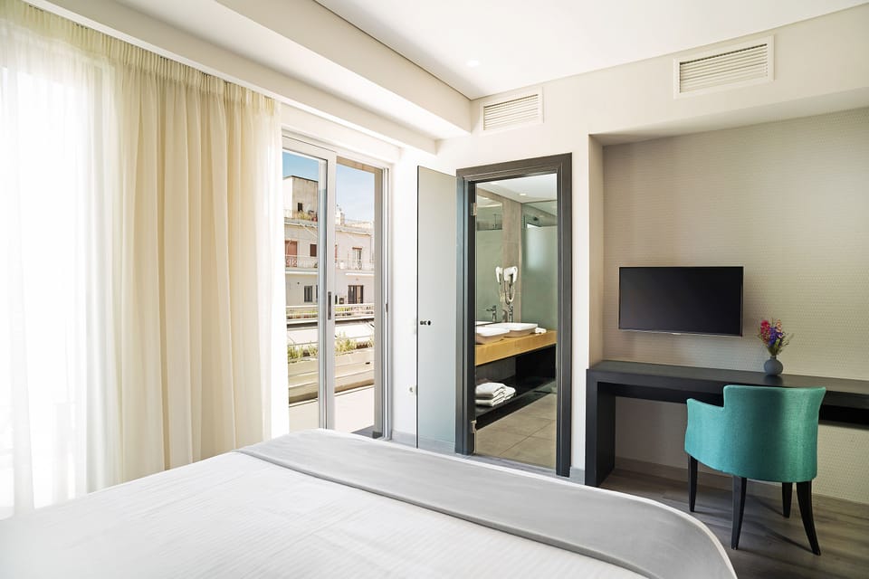 Double Room, Balcony | Minibar, in-room safe, desk, blackout drapes