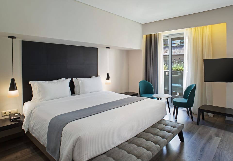 Family Room | Minibar, in-room safe, desk, blackout drapes