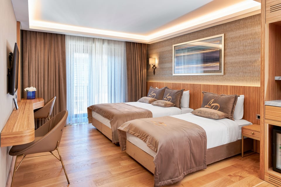 Superior Room | Minibar, in-room safe, soundproofing, iron/ironing board