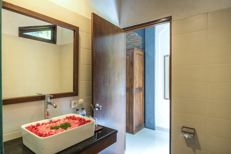 Shower, towels, soap, shampoo