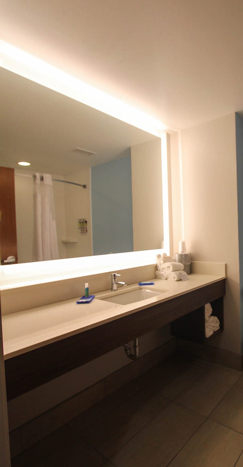 Combined shower/tub, free toiletries, hair dryer, towels