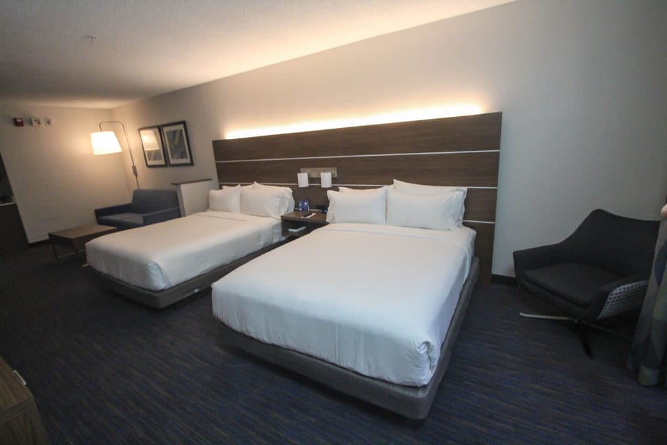Premium bedding, in-room safe, desk, laptop workspace