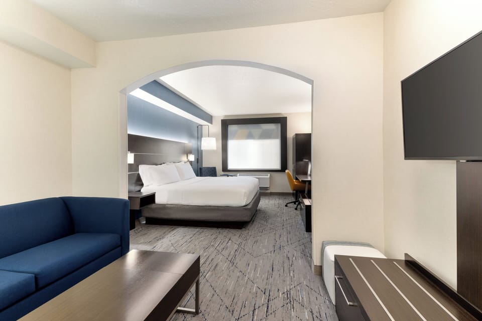 Premium bedding, in-room safe, desk, iron/ironing board