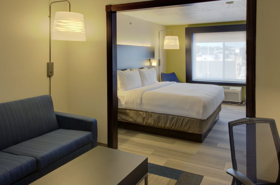 Suite, 1 King Bed, Non Smoking | In-room safe, desk, laptop workspace, soundproofing