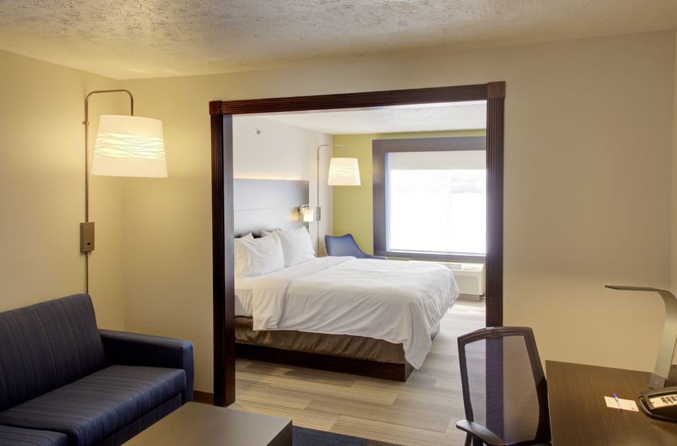 Suite, 1 King Bed, Non Smoking | In-room safe, desk, laptop workspace, soundproofing