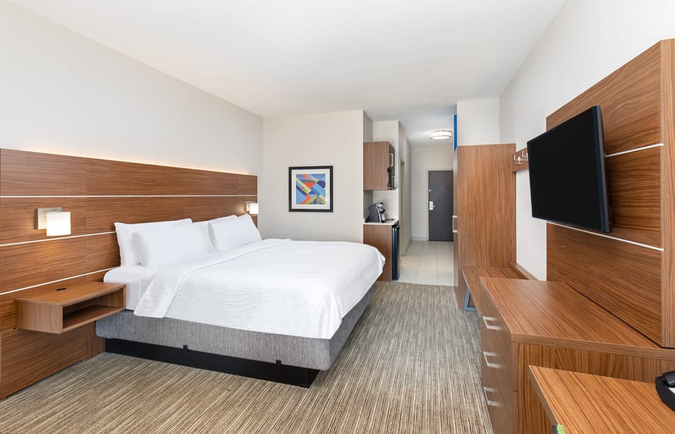 Standard Room, 1 King Bed (Extra Floor Space) | In-room safe, desk, iron/ironing board, free cribs/infant beds