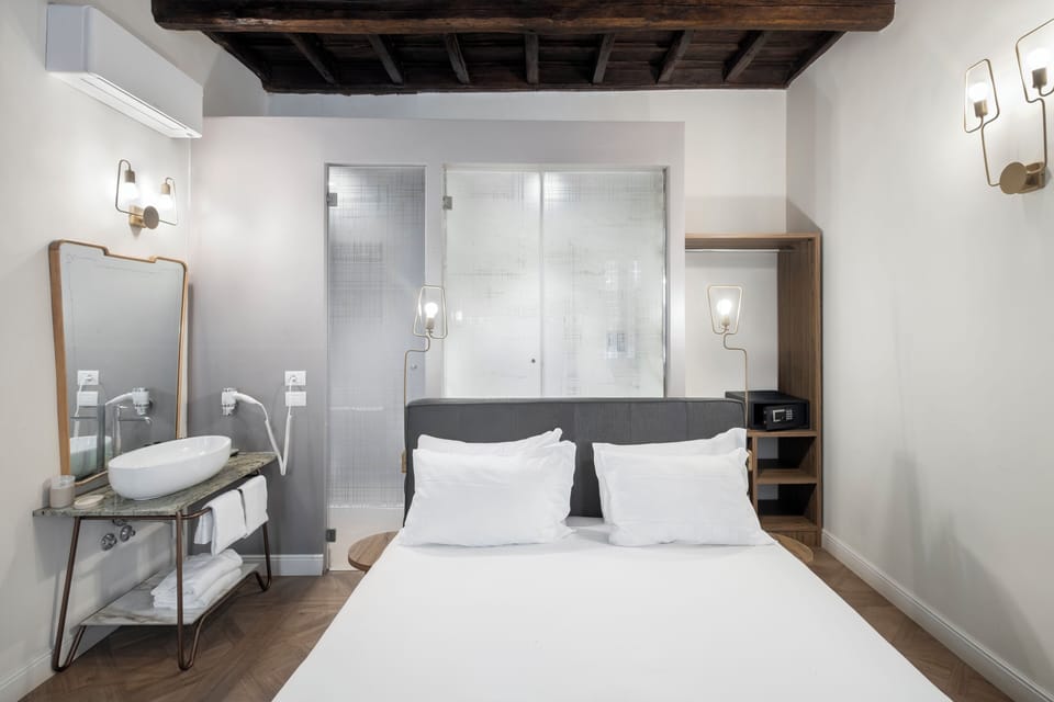 Deluxe Room | Hypo-allergenic bedding, desk, soundproofing, cribs/infant beds