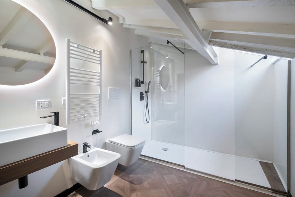 Suite | Bathroom | Free toiletries, hair dryer, towels, soap