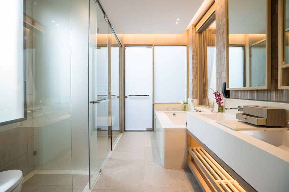 Combined shower/tub, rainfall showerhead, free toiletries, hair dryer