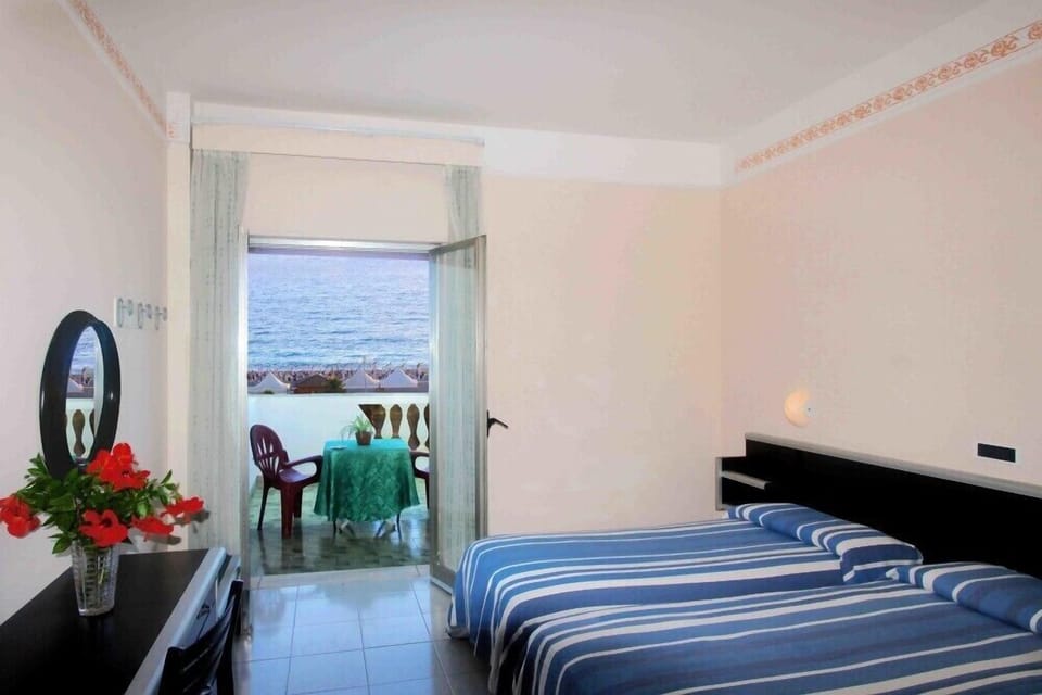 Desk, cribs/infant beds, bed sheets