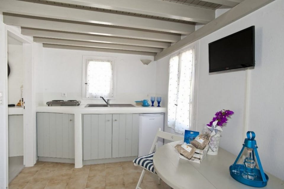 Superior Apartment (Split Level) | Private kitchenette | Coffee/tea maker, fridge, stovetop, cookware/dishes/utensils