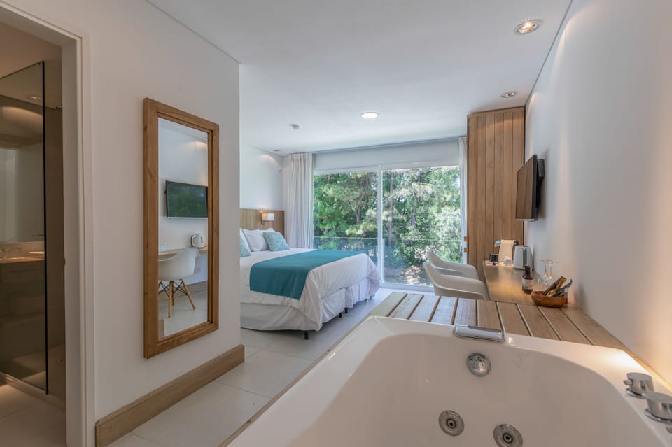 Premium Room | Premium bedding, minibar, in-room safe, desk