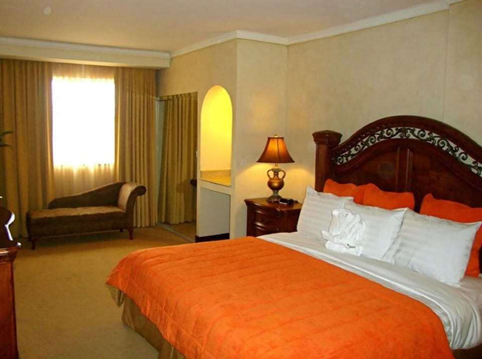 Premium bedding, in-room safe, desk, blackout drapes