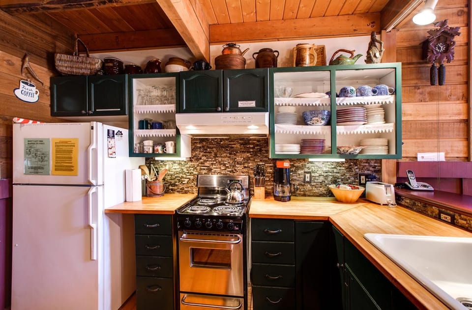 Cabin, 2 Bedrooms | Private kitchen | Fridge, microwave, oven, dishwasher