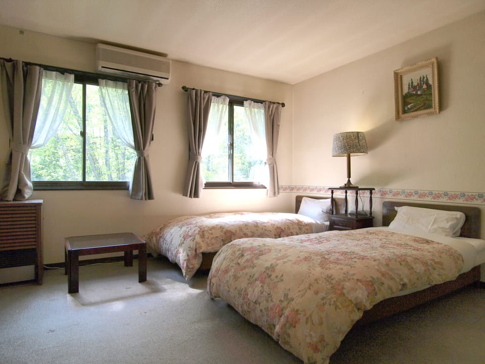 Standard Twin Room, Non Smoking, Shared Bathroom | Free WiFi, bed sheets