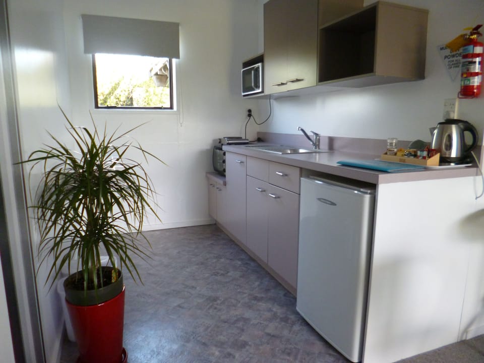 Garden Studio #2 | Private kitchen | Fridge, microwave, stovetop, coffee/tea maker