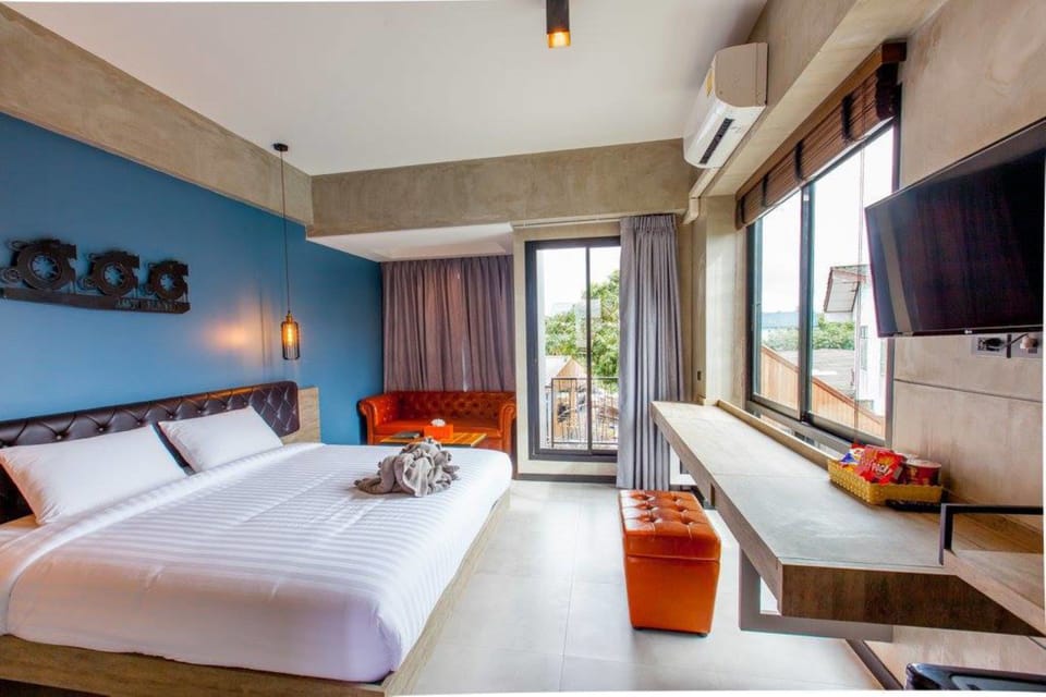 Double Room | Minibar, in-room safe, desk, blackout drapes