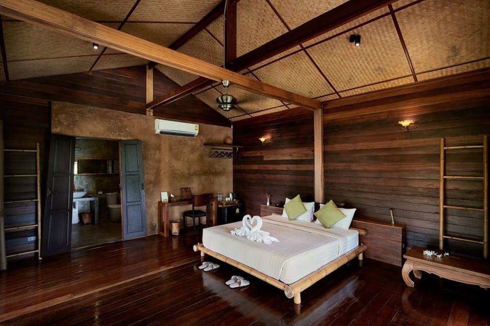 Romantic Studio, 1 King Bed | Premium bedding, minibar, in-room safe, individually decorated